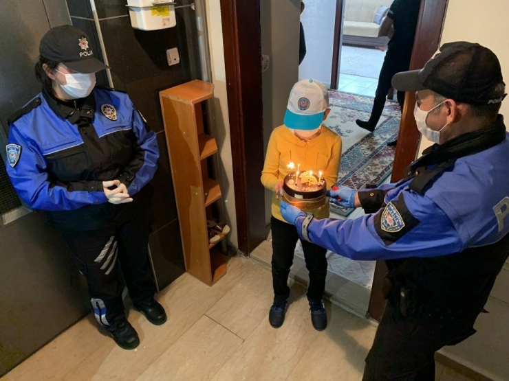 Polisten İşitme Engelli Ali Talha’ya Doğum Günü Sürprizi