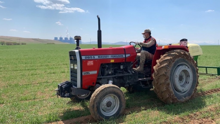 Jandarma Çiftinin Tarlasını Gübreledi