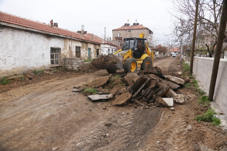 Karaman’da Kaldırım Ve Asfalt Çalışmaları Devam Ediyor