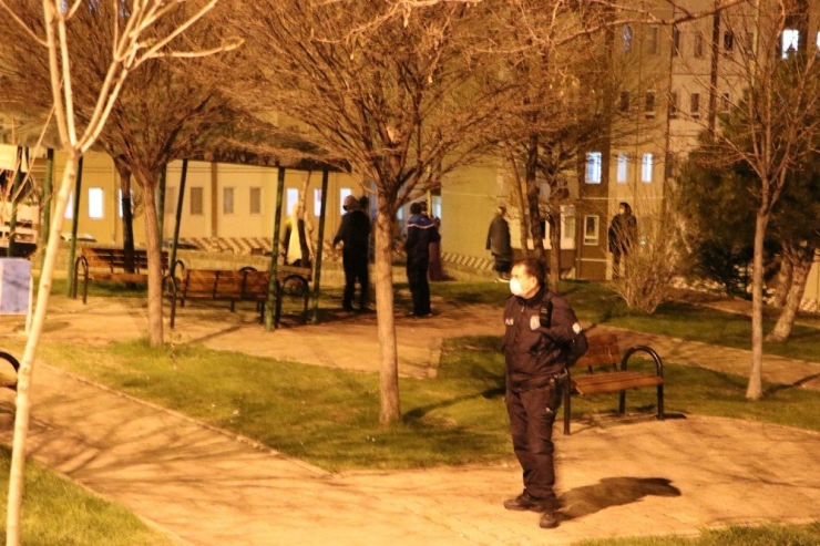 İntihar Teşebbüsünü İzlemek İçin Sosyal Mesafe Kuralını Hiçe Saydılar