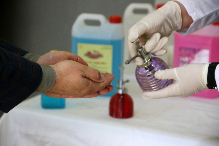 Gönüllü Öğretmenler Günde 10 Ton Dezenfektan Üretiyor