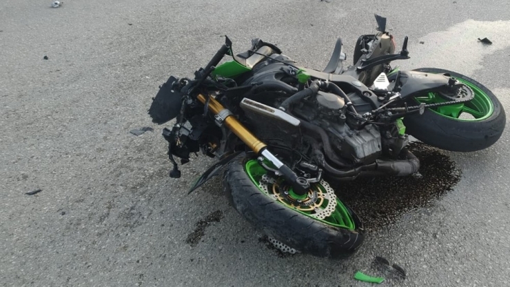 Motosiklet İle Otomobil Çarpıştı: 3 Yaralı