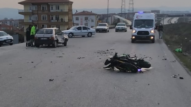 Motosiklet İle Otomobil Çarpıştı: 3 Yaralı