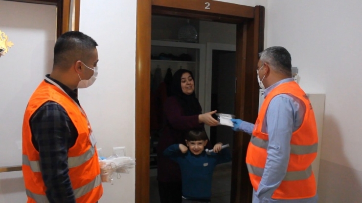 Belediye Ekipleri Kapı Kapı Gezip Binlerce Maske Dağıttı