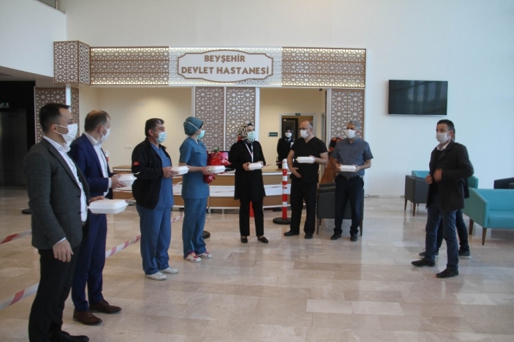 Kadınlardan Sağlık Çalışanlarına İkram, Çiçek Ve Alkışlı Destek