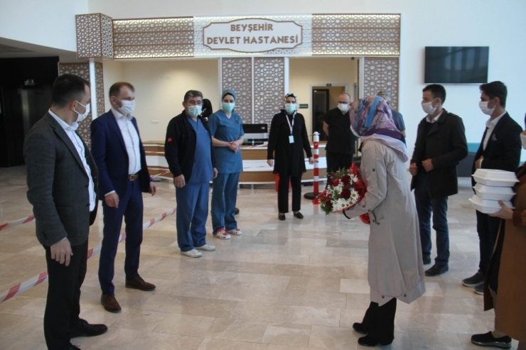 Kadınlardan Sağlık Çalışanlarına İkram, Çiçek Ve Alkışlı Destek