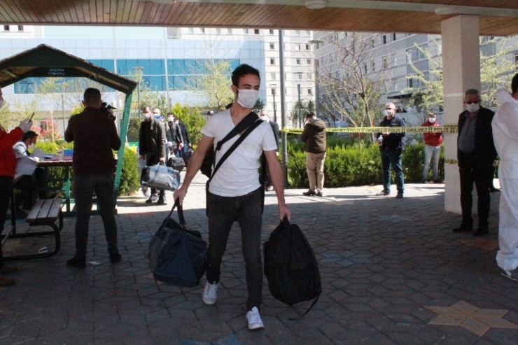 Gaziantep’te Karantinada Bulunan 520 Kişi Memleketlerine Uğurlandı