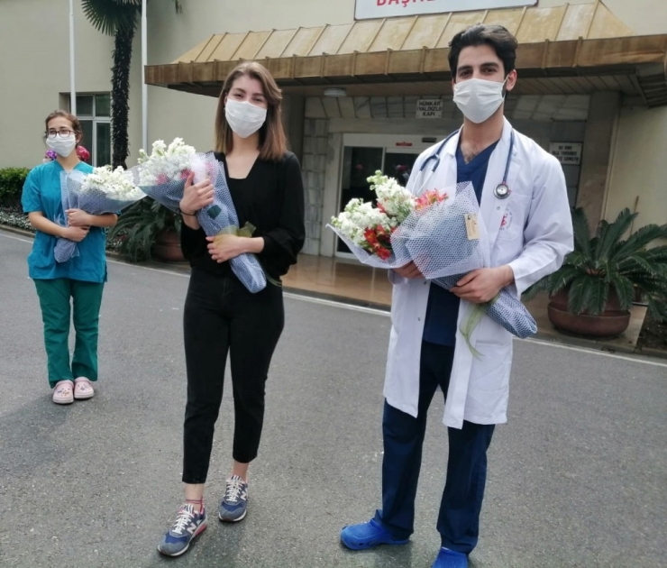 Korona Virüsü Yenen Sağlık Çalışanları Alkışlarla Taburcu Oldu
