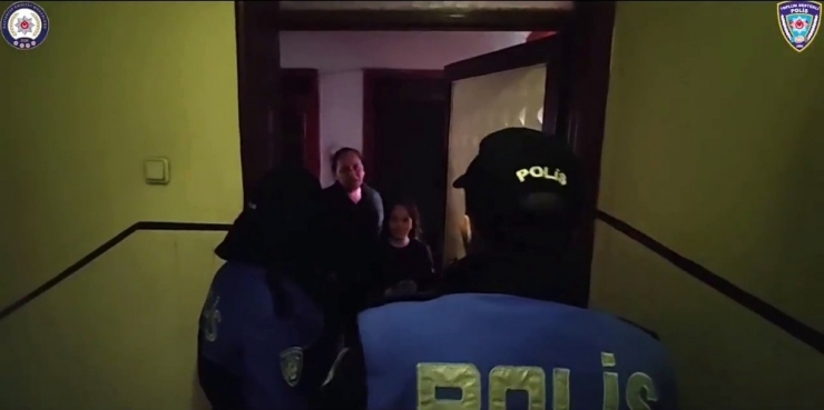 Küçük İremnur Kumbarasındaki Paraları "Biz Bize Yeteriz Türkiyem" Kampanyasına Bağışladı