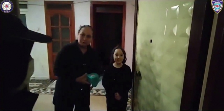 Küçük İremnur Kumbarasındaki Paraları "Biz Bize Yeteriz Türkiyem" Kampanyasına Bağışladı