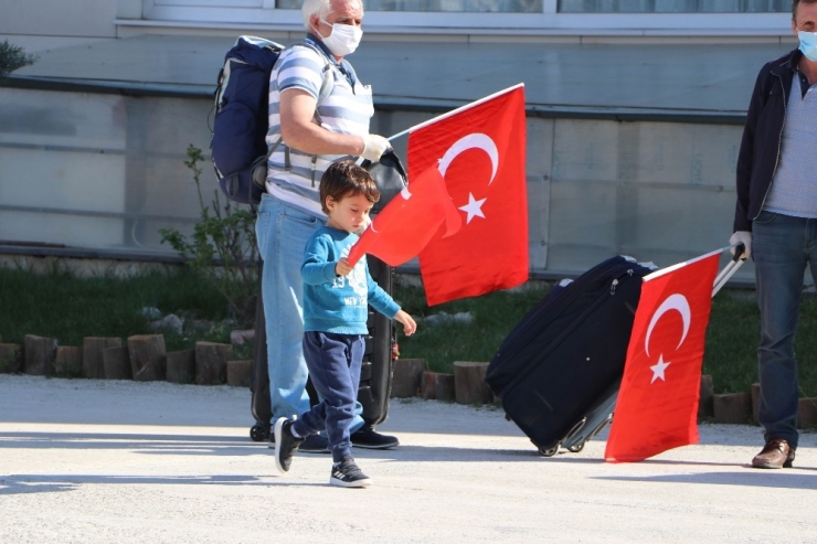 Yurt Dışından Yurda Getirilen 248 Kişi, ’Ölürüm Türkiye’m Şarkısı İle Karşılandı