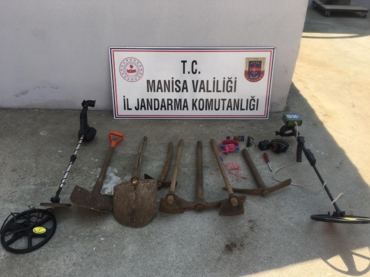 Manisa’da Kaçak Kazı Yapan 3 Kişiyi Jandarma Suçüstü Yakaladı
