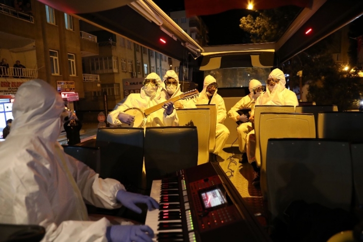 Mardin’de Evde Kalan Vatandaşlara Üstü Açık Tur Arabasıyla 4 Dilde Konser