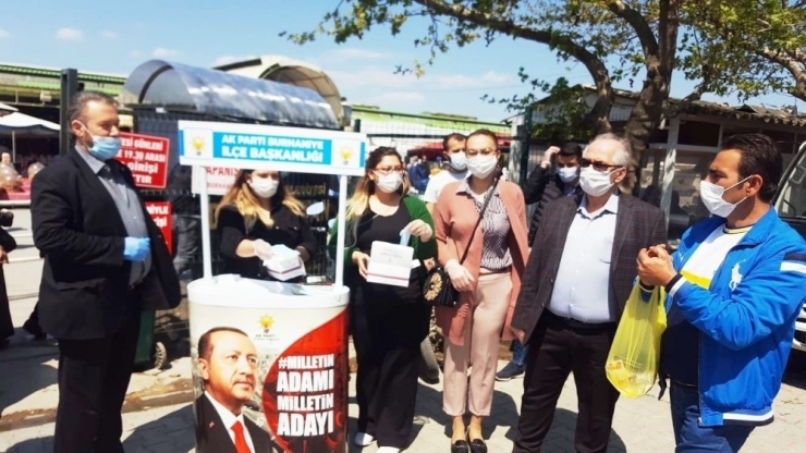 Burhaniye’de Ak Partililer Maske Dağıttı