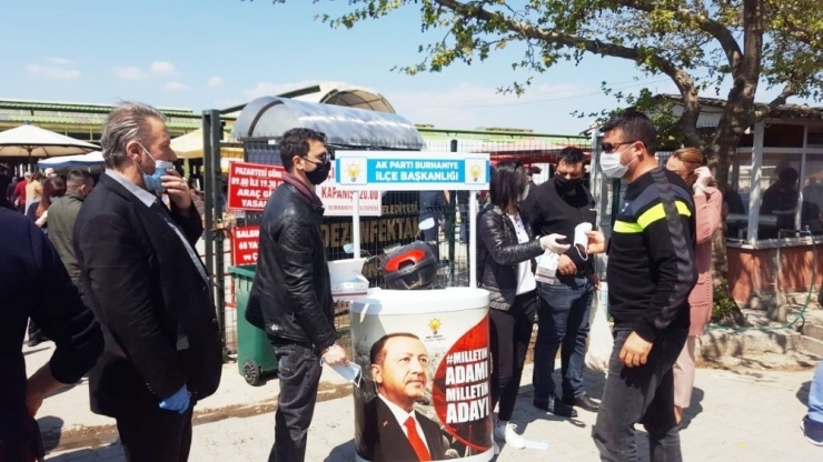 Burhaniye’de Ak Partililer Maske Dağıttı