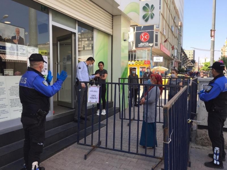 Polisler Vatandaşları Sosyal Mesafe Konusunda Uyardı