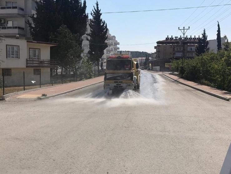 Mut’ta Sokaklar Ve İş Yerleri Dezenfekte Ediliyor