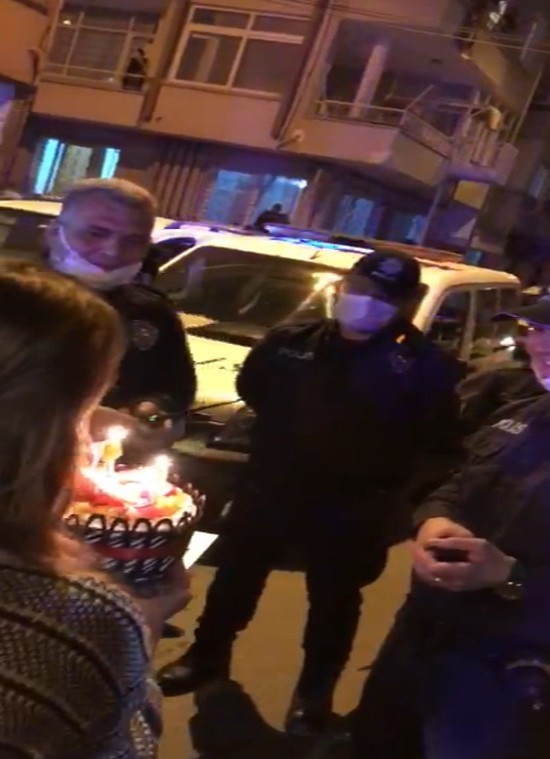 Kavga İhbarına Giden Polise Müzikli Pastalı Sürpriz