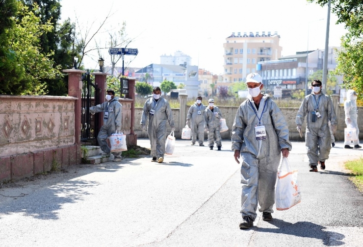 Muratpaşa’da Maske Dağıtımı Devam Ediyor