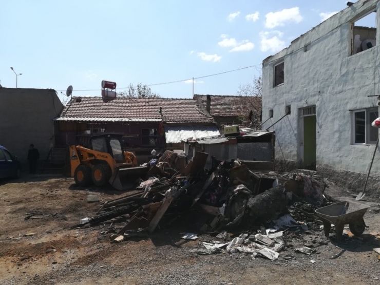 Başkan Kazım Kurt’tan Evi Yanan Sağlık Emekçisine Yardım Eli