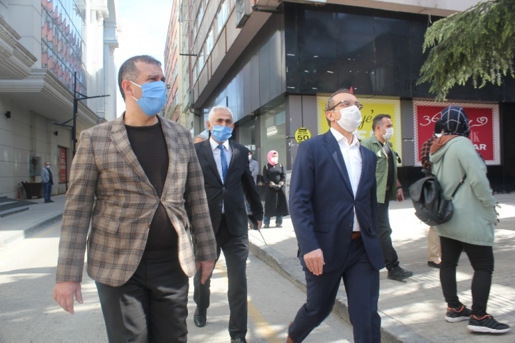 Hem Uyardı Hem De Maske Dağıttı