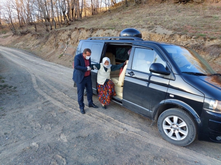 Korona Virüsü Yenen Yaşlı Kadına Makam Aracını Tahsis Etti