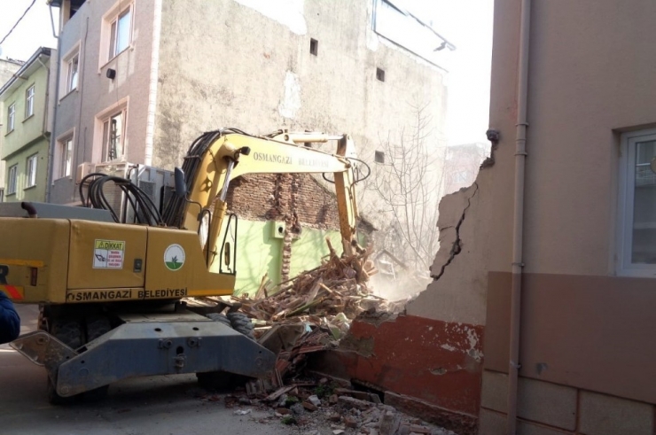 Osmangazi’de Metruk Binalar Tek Tek Yıkılıyor