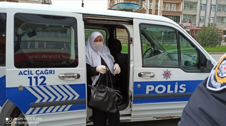 Yaşlı Kadının Yardımına Polisler Koştu