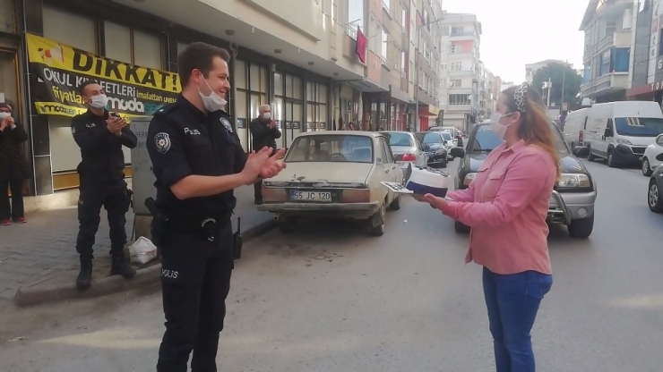 Polisler Bıçaklı Kavgaya Gittiler, Pastayla Karşılandılar