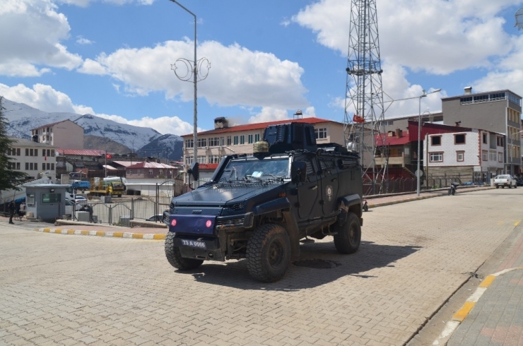 Polis Zırhlı Araçlarından Vatandaşlara ’Evde Kalın’ Uyarısı