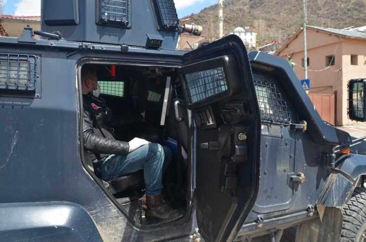Polis Zırhlı Araçlarından Vatandaşlara ’Evde Kalın’ Uyarısı