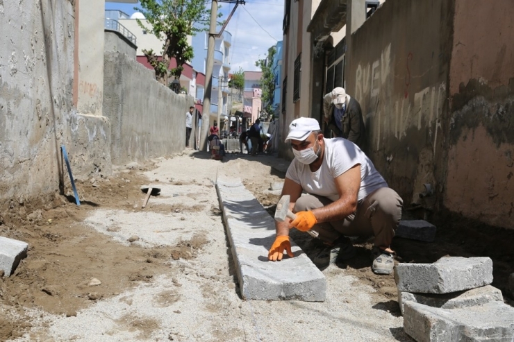 Cizre’de Kilitli Parke Taşı Döşeme Çalışması Devam Ediyor