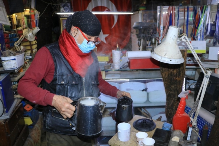 73 Yaşında, Sokağa Çıkma Yasağından Etkilenmedi