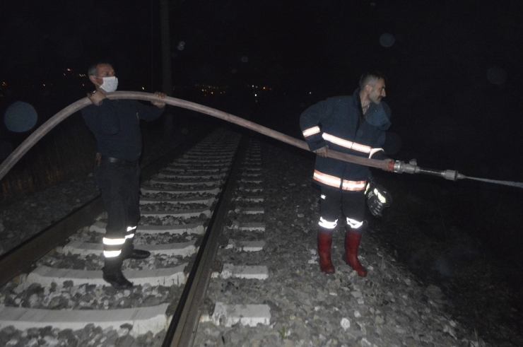 Tavşanlı’da Aynı Anda İki Yerde Çıkan Yangın Kısa Sürede Söndürüldü