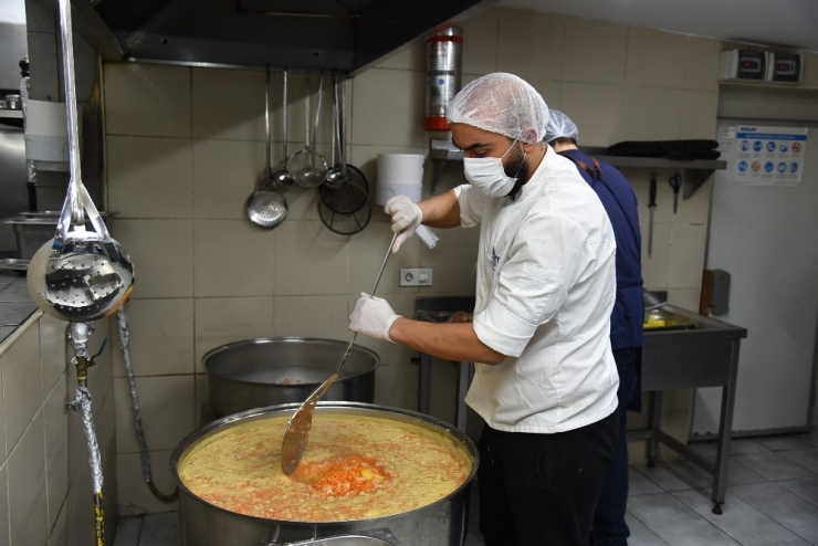 Türkiye’nin En İyi Şefleri Korona Virüs Tedbirleri Nedeniyle Sokağa Çıkamayan Kadıköylü Komşuları İçin Mutfakta