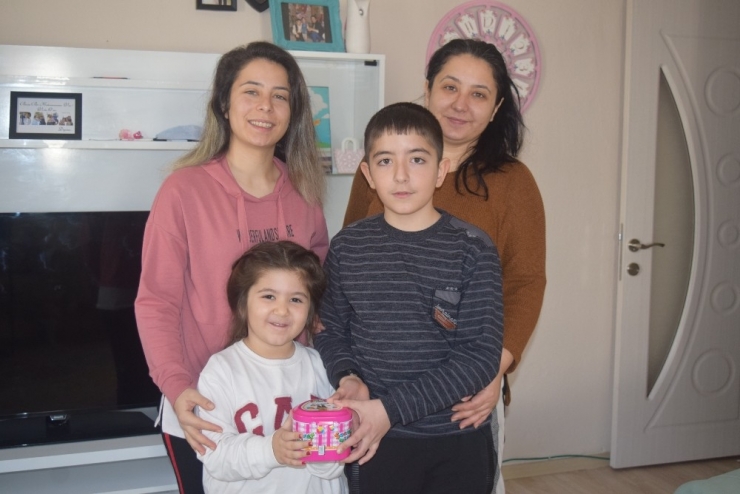 Minik Kardeşler, Kumbaradaki Harçlıklarını Milli Dayanışma Kampanyası’na Bağışladı