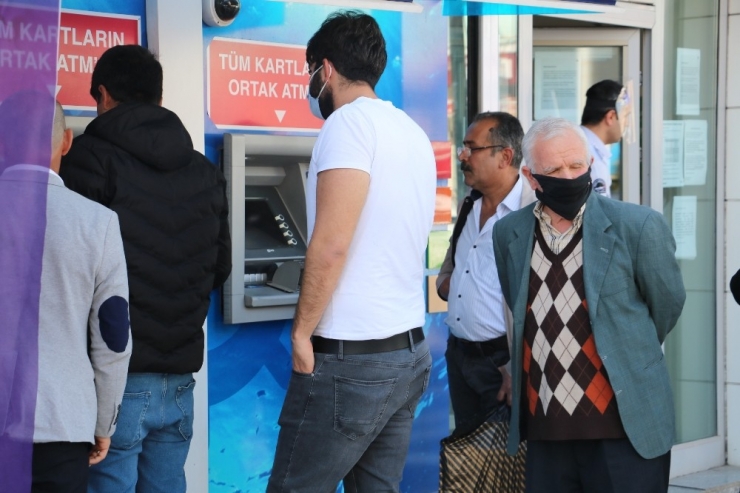 Bankalar Önünde Uzun Kuyruklar Oluştu