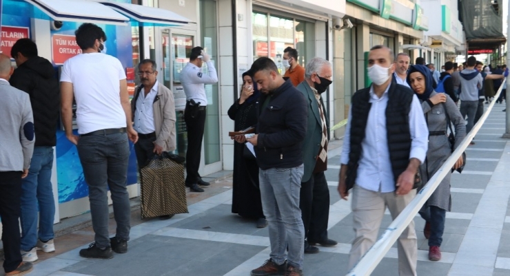 Bankalar Önünde Uzun Kuyruklar Oluştu