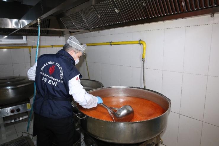 Ümraniye’de Evde Kalan Yüzlerce Ailenin Yemeğini Aş Evi Karşılıyor