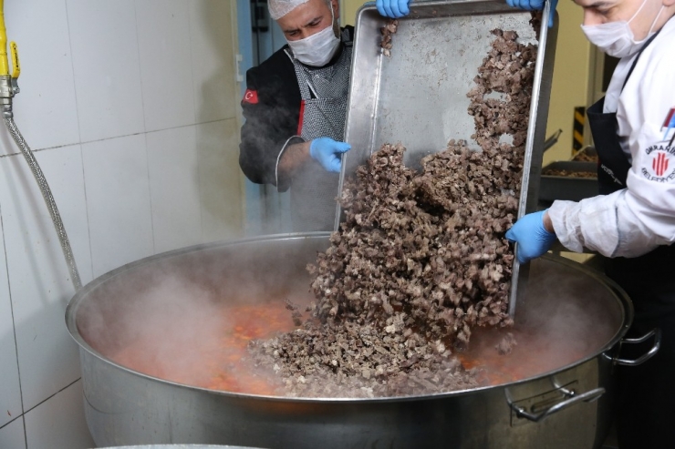 Ümraniye’de Evde Kalan Yüzlerce Ailenin Yemeğini Aş Evi Karşılıyor