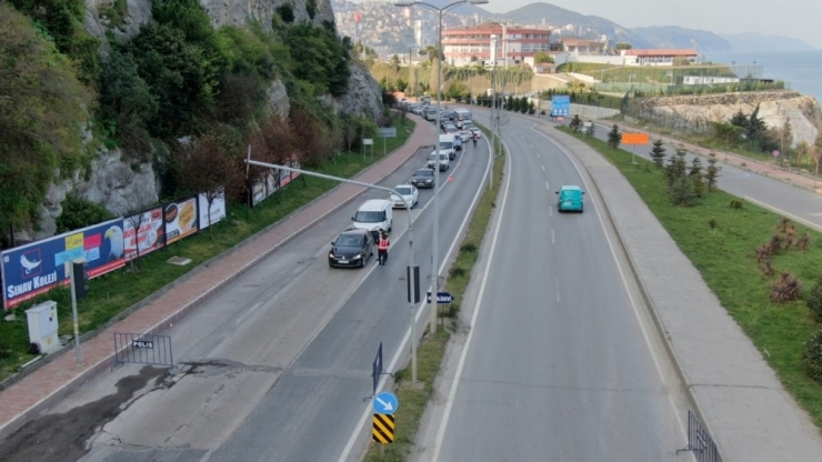 Sokağa Çıkan Vatandaşa 1.5 Metre Uyarısı