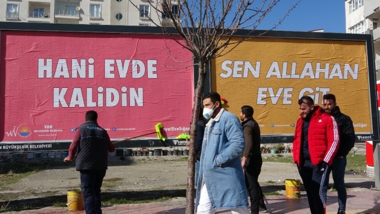 Van’da Korona Virüse Karşı Asılan Şiveli Afişler Güldürdü