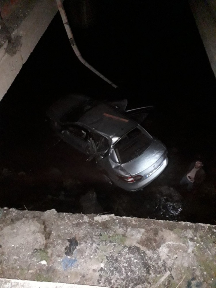 Otomobil Köprüden Uçtu: 2 Yaralı