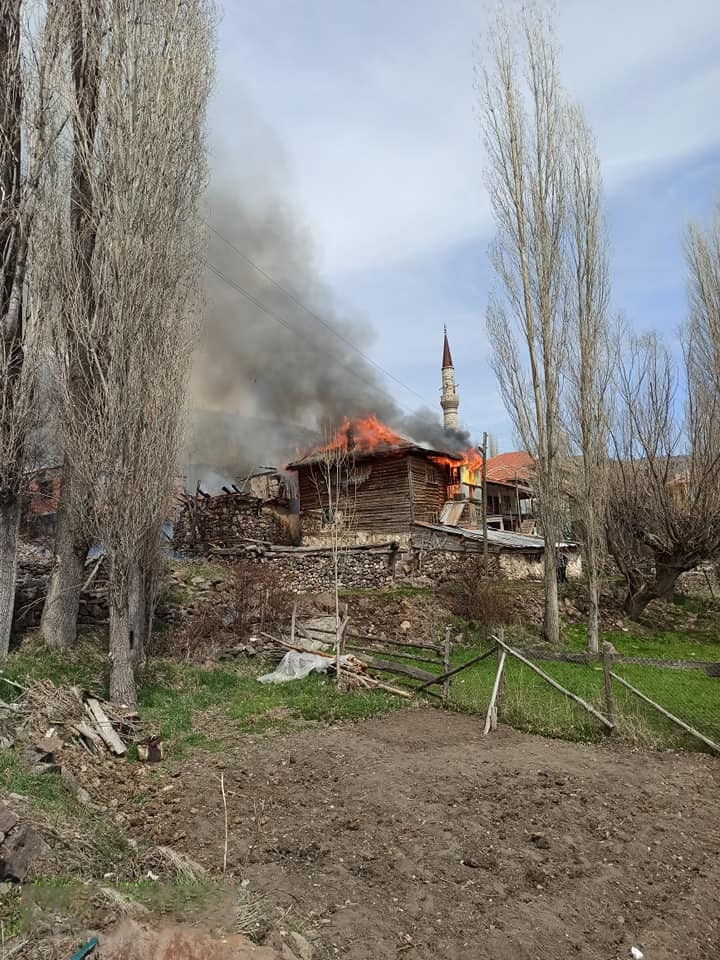 Kızılcahamam’da Yangın: 7 Ev Kül Oldu