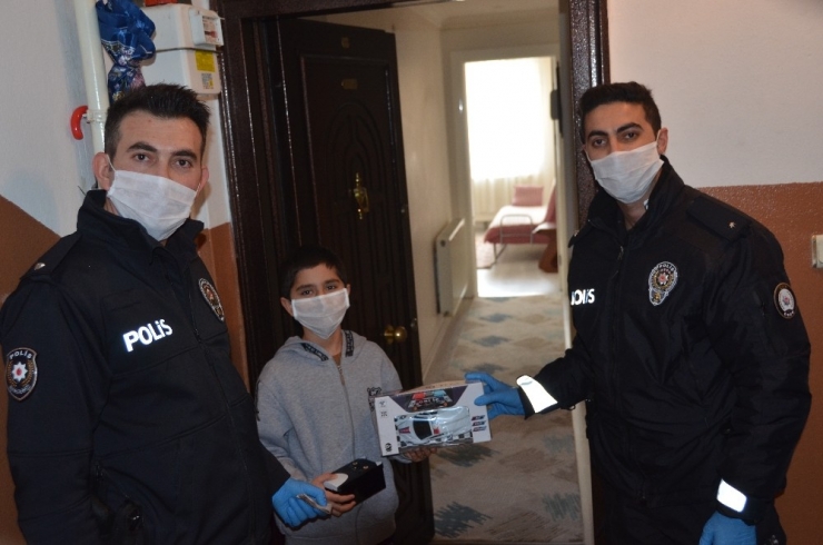 Kumbarasındaki Paraları ’Biz Bize Yeteriz Türkiyem’ Kampanyasına Bağışladı