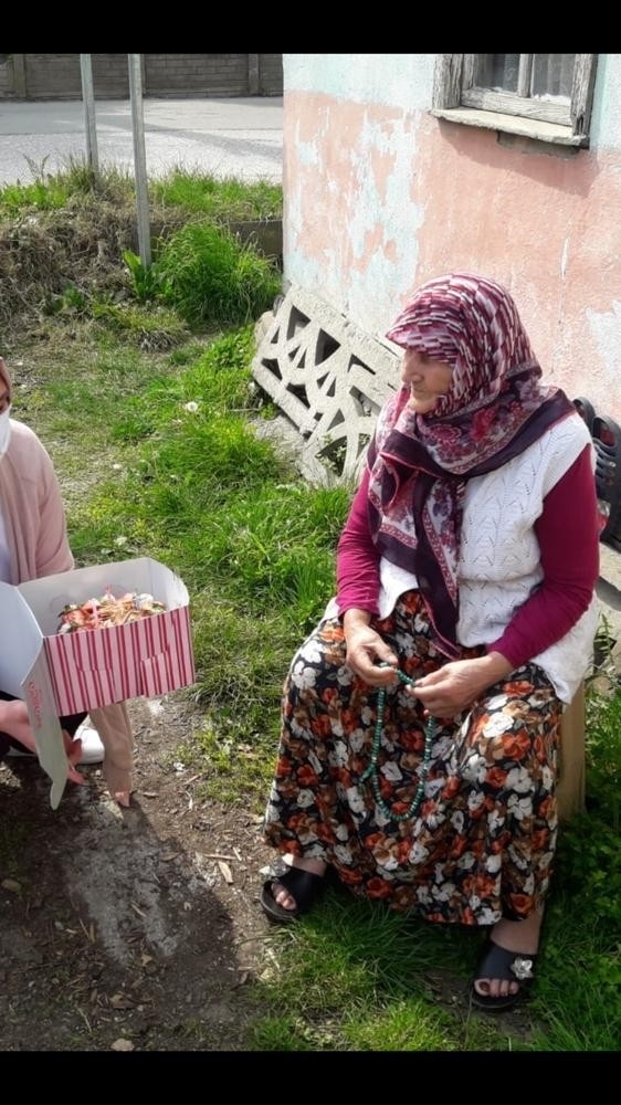 Evde Kalan Yaşlıların Doğum Günü Kutlandı