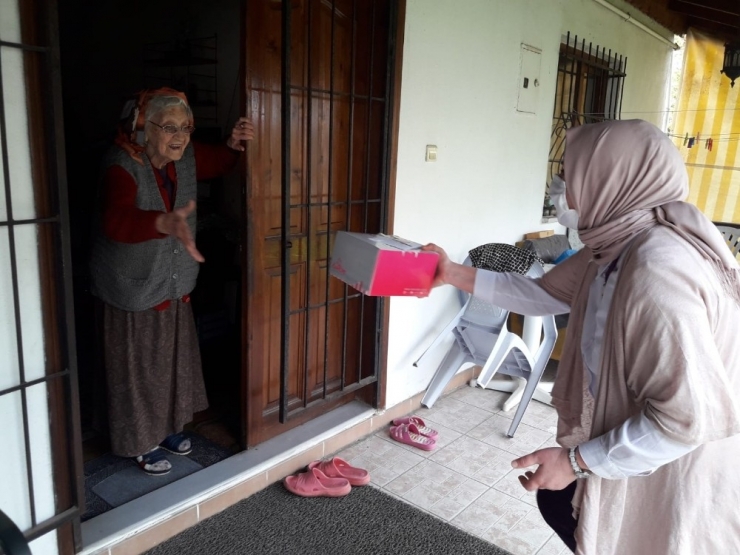 Evde Kalan Yaşlıların Doğum Günü Kutlandı