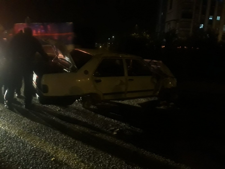 Otomobil Refüje Çarptı, Sürücü Kazayı Küçük Sıyrıklarla Atlattı