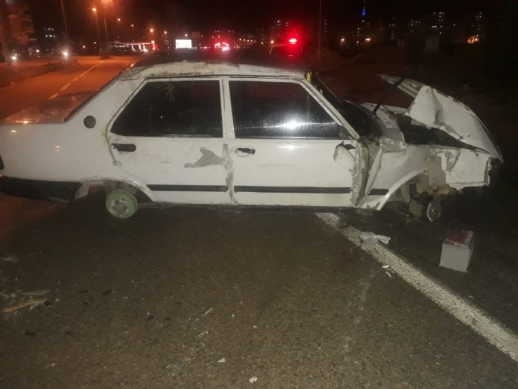 Otomobil Refüje Çarptı, Sürücü Kazayı Küçük Sıyrıklarla Atlattı