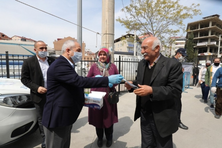 Başkan Büyükgöz Semt Pazarında Maske Ve Eldiven Dağıttı